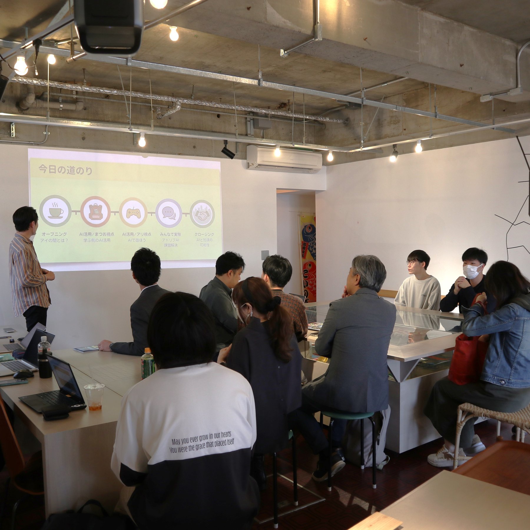 加須間カフェに集まる地域の人々の様子
