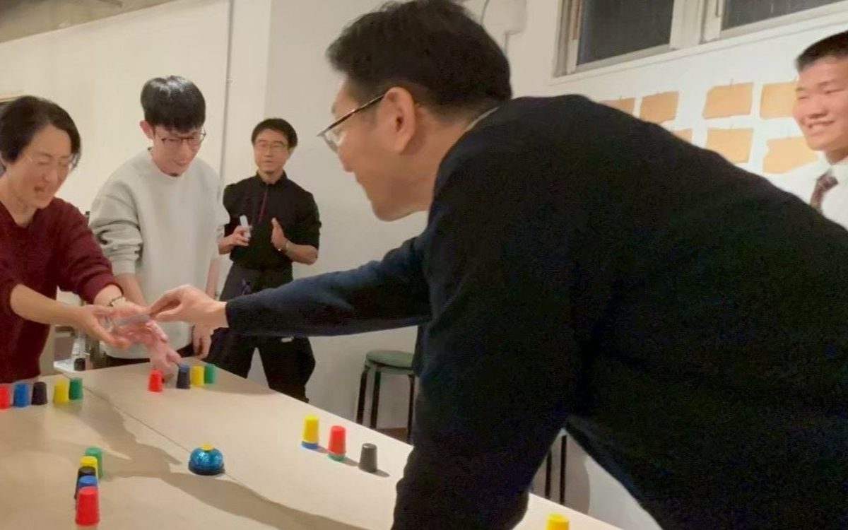 加須間で開催されるイベントで談笑する地域の参加者たち