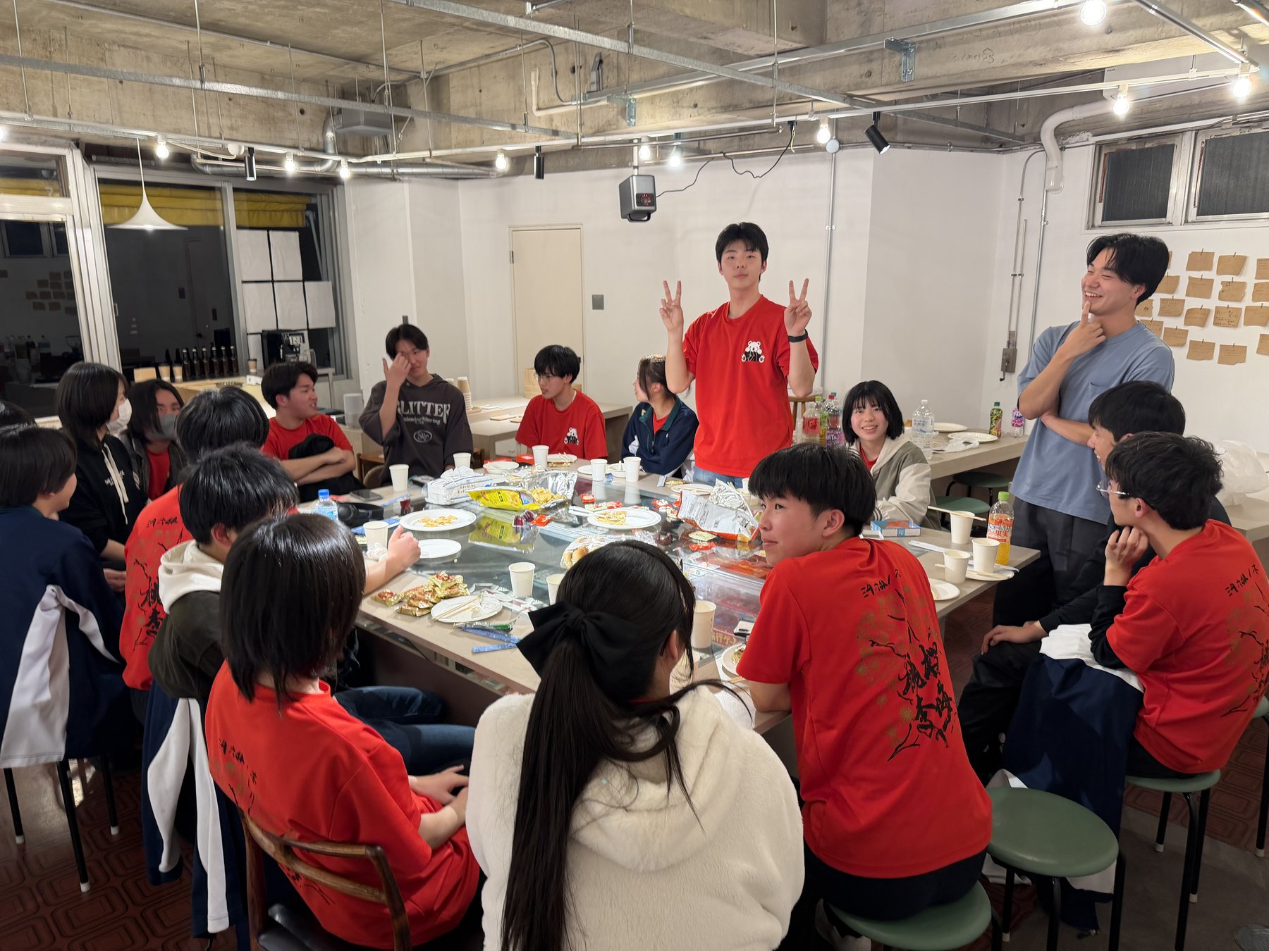 加須間を貸し切って開かれた同窓会の様子。お揃いの赤いTシャツで集まる参加者たち